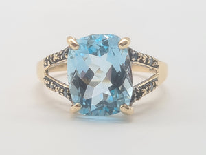 A8265: Vintage: 9ct Gold Swiss Blue Topaz Diamonds Cocktail Ring