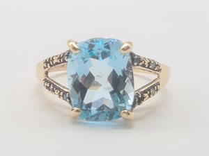 A8265: Vintage: 9ct Gold Swiss Blue Topaz Diamonds Cocktail Ring