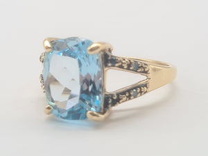 A8265: Vintage: 9ct Gold Swiss Blue Topaz Diamonds Cocktail Ring