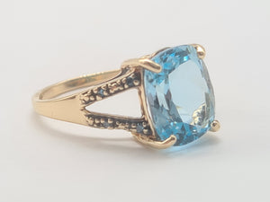 A8265: Vintage: 9ct Gold Swiss Blue Topaz Diamonds Cocktail Ring