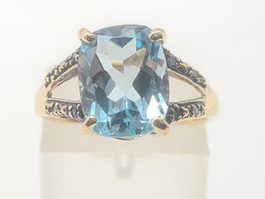 A8265: Vintage: 9ct Gold Swiss Blue Topaz Diamonds Cocktail Ring