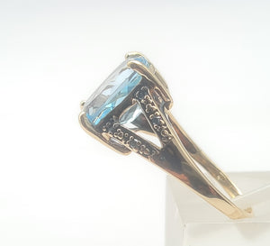 A8265: Vintage: 9ct Gold Swiss Blue Topaz Diamonds Cocktail Ring