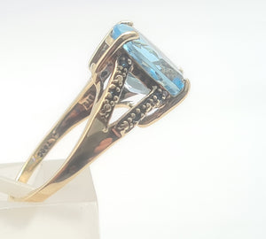 A8265: Vintage: 9ct Gold Swiss Blue Topaz Diamonds Cocktail Ring