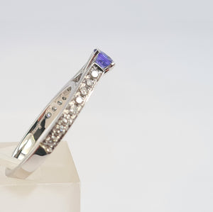 8354: Vintage: 18ct White Gold Blue Tanzanite 16 Diamonds Dress Ring- crisp, clean, eye candy