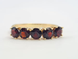 8293: Vintage: 9ct Gold Vibrant Red Round Cut Garnets Stacker/ Dress Ring- lovely symmetry