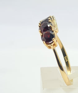 8293: Vintage: 9ct Gold Vibrant Red Round Cut Garnets Stacker/ Dress Ring- lovely symmetry