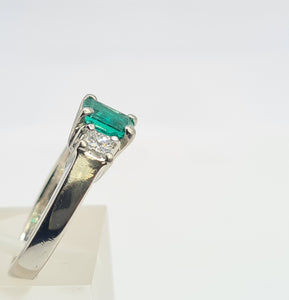 8327: Vintage: Platinum Emerald Cut Emerald Princess Cut Diamonds Ring