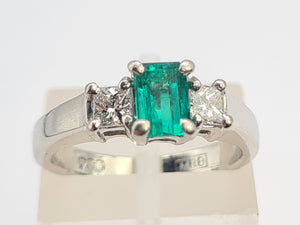 8327: Vintage: Platinum Emerald Cut Emerald Princess Cut Diamonds Ring