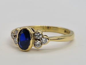 9081: Vintage: 18ct Gold French Blue Sapphire Diamonds Trefoil Set Ring- simply gorgeous