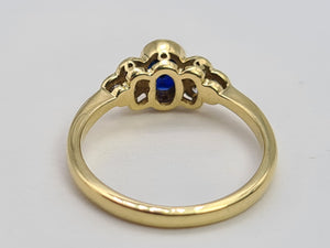 9081: Vintage: 18ct Gold French Blue Sapphire Diamonds Trefoil Set Ring- simply gorgeous