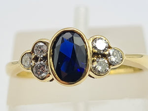 9081: Vintage: 18ct Gold French Blue Sapphire Diamonds Trefoil Set Ring- simply gorgeous