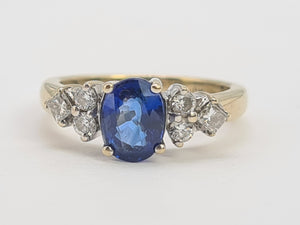 8244: Vintage: 18ct Gold Ceylon Blue Sapphire Diamonds Ring- exquisite