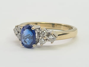 8244: Vintage: 18ct Gold Ceylon Blue Sapphire Diamonds Ring- exquisite