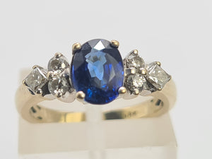 8244: Vintage: 18ct Gold Ceylon Blue Sapphire Diamonds Ring- exquisite