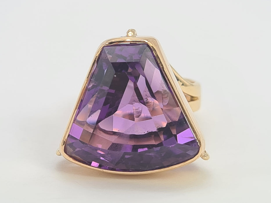 6289 Vintage: 9ct Gold Large Trillion Cut Amethyst Cocktail Ring