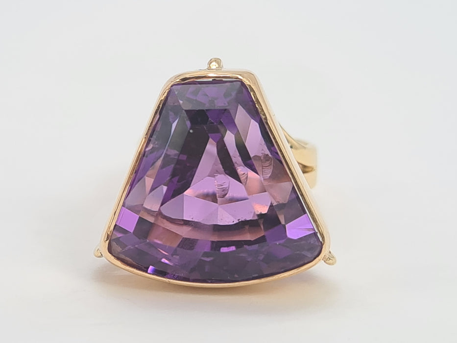 6289 Vintage: 9ct Gold Large Trillion Cut Amethyst Cocktail Ring