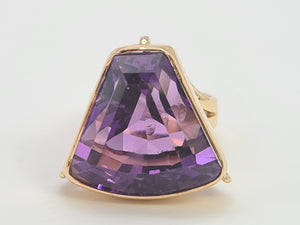 A0187: Vintage: Old 9ct Gold Trillian Cut Purple Amethyst Signet Ring