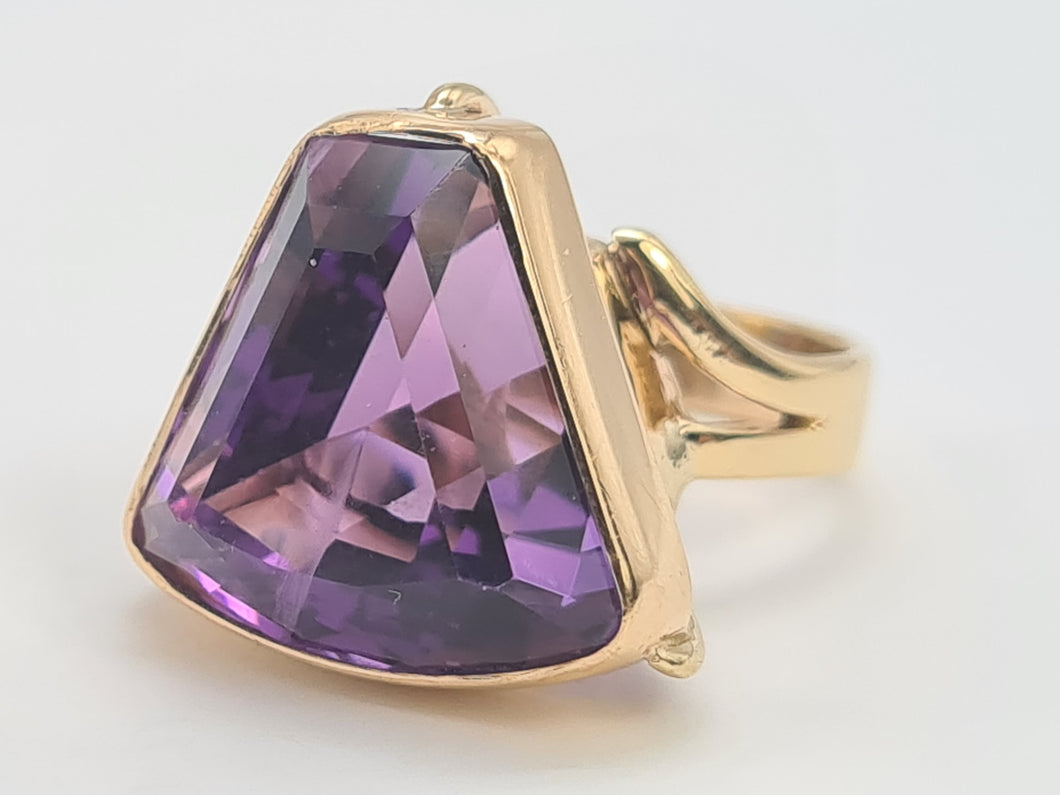 6289 Vintage: 9ct Gold Large Trillion Cut Amethyst Cocktail Ring