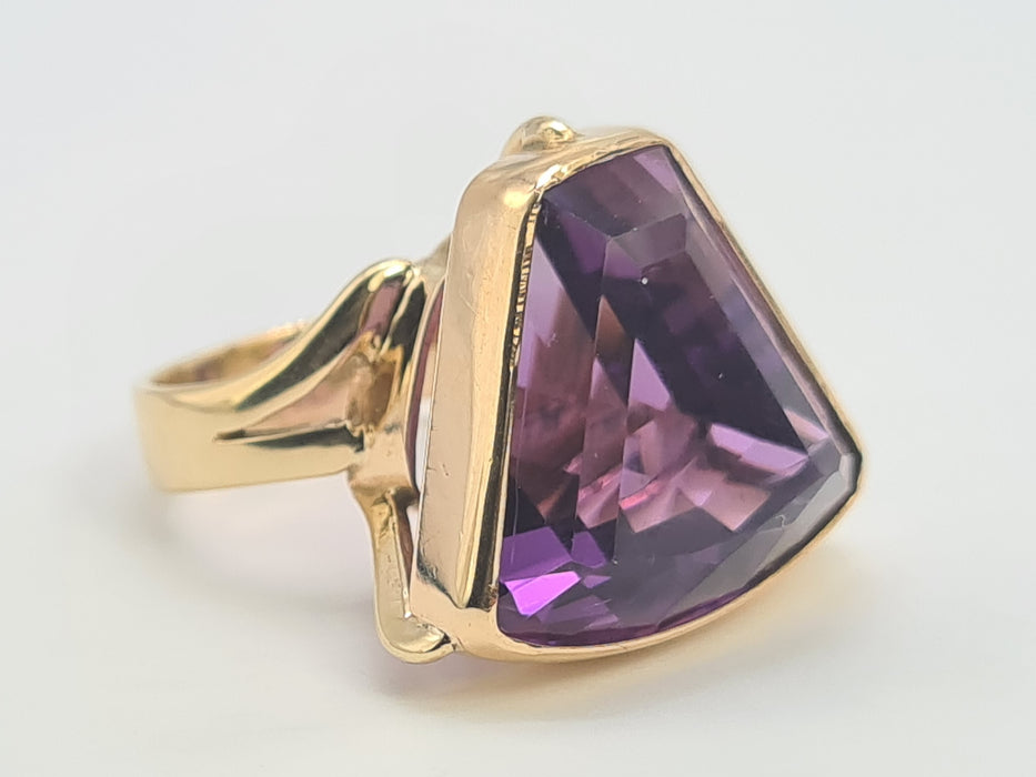 6289 Vintage: 9ct Gold Large Trillion Cut Amethyst Cocktail Ring