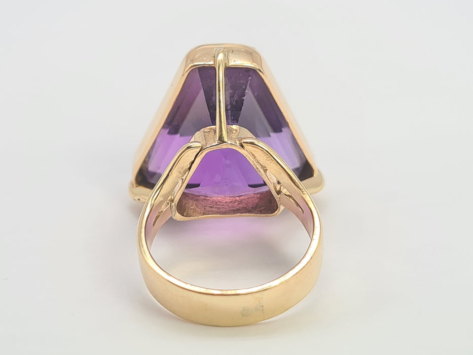 6289 Vintage: 9ct Gold Large Trillion Cut Amethyst Cocktail Ring