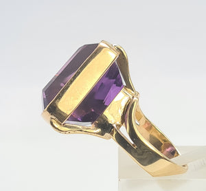 A0187: Vintage: Old 9ct Gold Trillian Cut Purple Amethyst Signet Ring