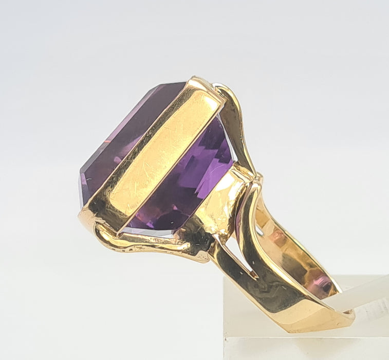 6289 Vintage: 9ct Gold Large Trillion Cut Amethyst Cocktail Ring
