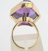 Load image into Gallery viewer, A0187: Vintage: Old 9ct Gold Trillian Cut Purple Amethyst Signet Ring
