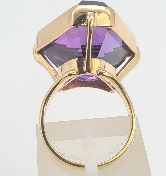 6289 Vintage: 9ct Gold Large Trillion Cut Amethyst Cocktail Ring