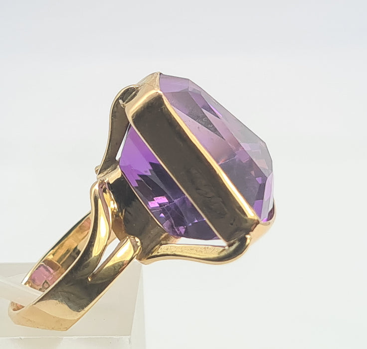 6289 Vintage: 9ct Gold Large Trillion Cut Amethyst Cocktail Ring