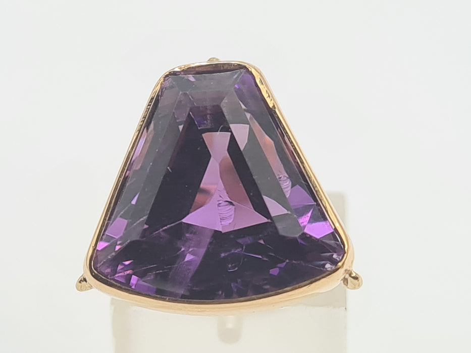 6289 Vintage: 9ct Gold Large Trillion Cut Amethyst Cocktail Ring