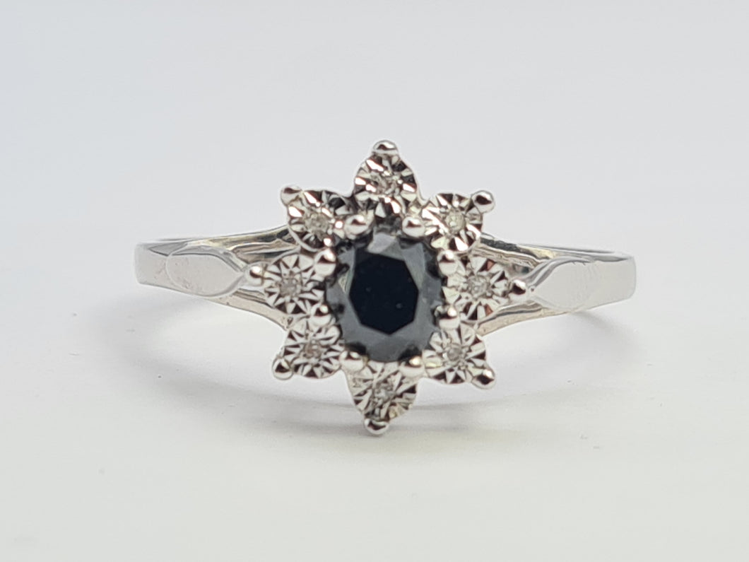 0261: Vintage: 9ct White Gold Black & White Diamonds Floral Cluster Ring.