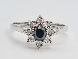 0261: Vintage: 9ct White Gold Black & White Diamonds Floral Cluster Ring.