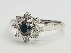 0261: Vintage: 9ct White Gold Black & White Diamonds Floral Cluster Ring.