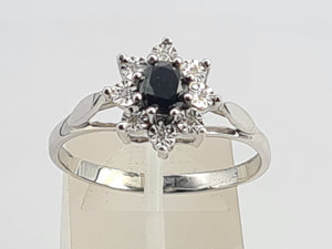 0261: Vintage: 9ct White Gold Black & White Diamonds Floral Cluster Ring.