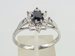 0261: Vintage: 9ct White Gold Black & White Diamonds Floral Cluster Ring.