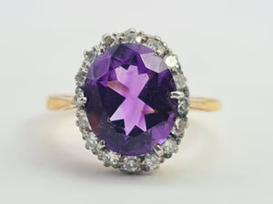 0295: Vintage: 18ct Gold Vibrant Lilac Amethyst 16 Diamonds Dress Ring- classic combination