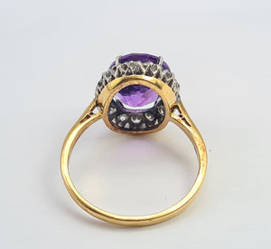 0295: Vintage: 18ct Gold Vibrant Lilac Amethyst 16 Diamonds Dress Ring- classic combination