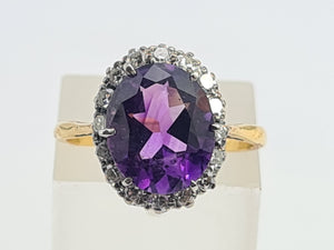 0295: Vintage: 18ct Gold Vibrant Lilac Amethyst 16 Diamonds Dress Ring- classic combination