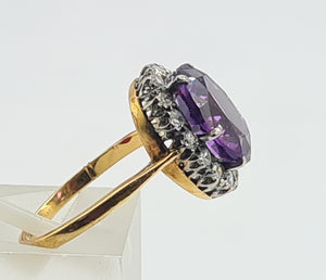 0295: Vintage: 18ct Gold Vibrant Lilac Amethyst 16 Diamonds Dress Ring- classic combination