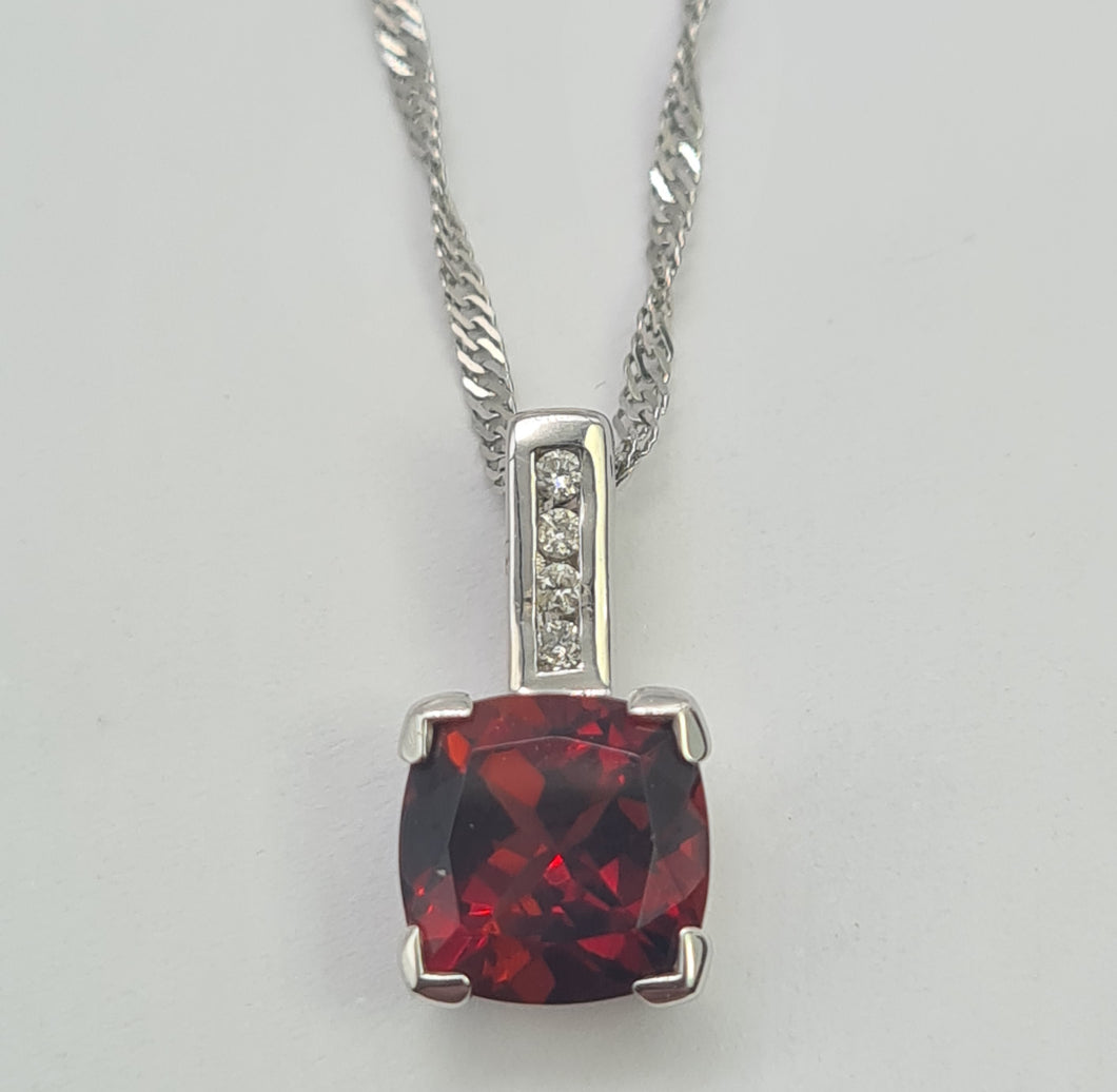 A0198: Vintage: 9ct White Gold Chain (45cm) Round Cut Garnet Diamonds Pendant- crisp, clean combination