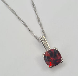 A0198: Vintage: 9ct White Gold Chain (45cm) Round Cut Garnet Diamonds Pendant- crisp, clean combination