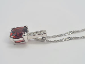 A0198: Vintage: 9ct White Gold Chain (45cm) Round Cut Garnet Diamonds Pendant- crisp, clean combination