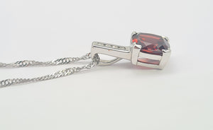 A0198: Vintage: 9ct White Gold Chain (45cm) Round Cut Garnet Diamonds Pendant- crisp, clean combination