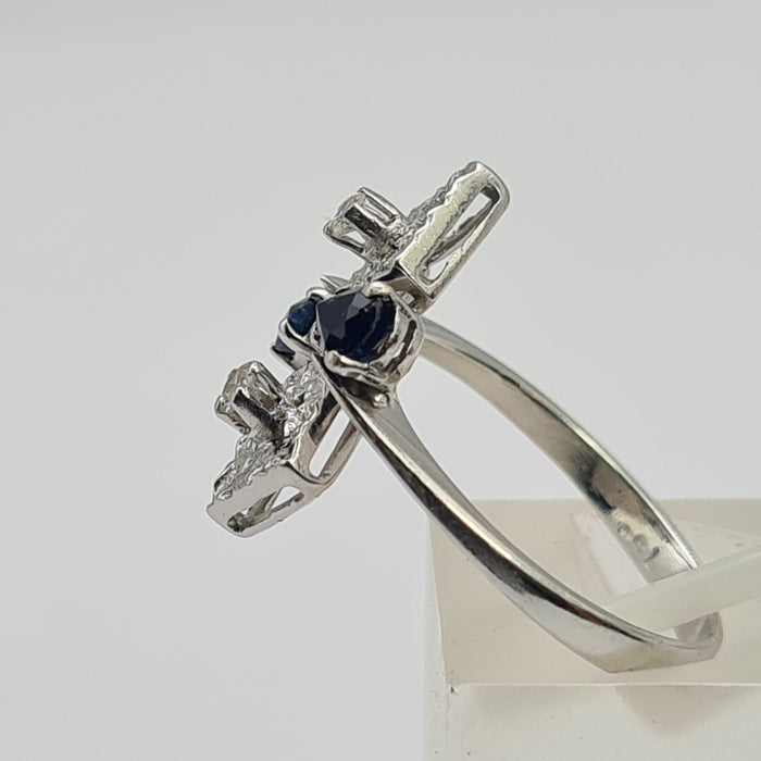 0006: Vintage: 18ct White Gold Art Deco Design Blue Sapphires Diamonds Ring- Geometric set