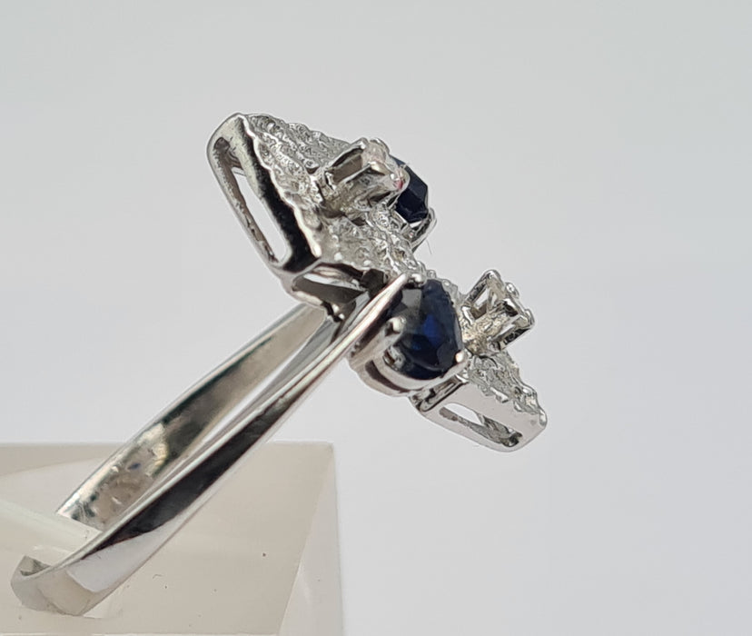 0006: Vintage: 18ct White Gold Art Deco Design Blue Sapphires Diamonds Ring- Geometric set