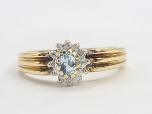 0326: Vintage: 9ct Gold Blue Aquamarine 12 Diamonds Daisy Ring- sparkling beauty