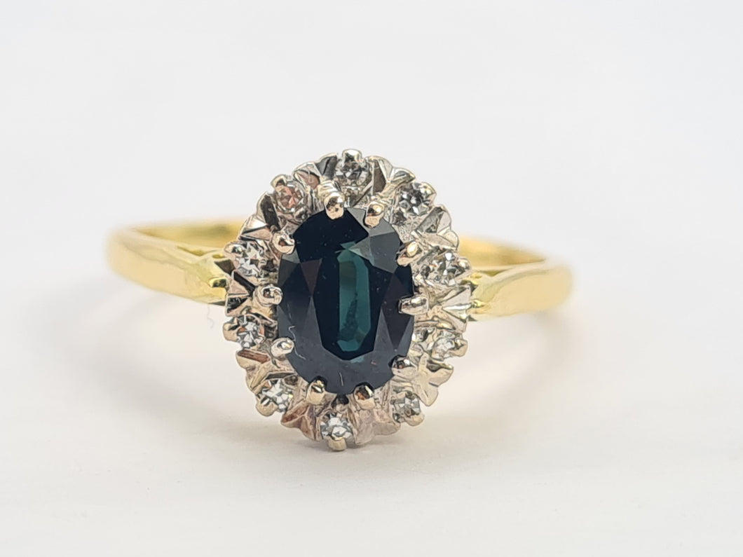 0364: Vintage; 18ct Gold Australian Blue Sapphire Diamonds Cluster Ring-