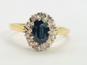 0364: Vintage; 18ct Gold Australian Blue Sapphire Diamonds Cluster Ring-