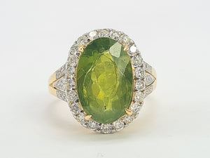 0023: Vintage: 18ct Gold Voluptuous Peridot Brilliant Cut Diamonds Cluster Ring