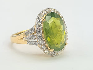 0023: Vintage: 18ct Gold Voluptuous Peridot Brilliant Cut Diamonds Cluster Ring